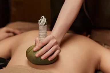Liệu pháp thư giãn cơ thể với tinh dầu kết hợp túi thảo mộc